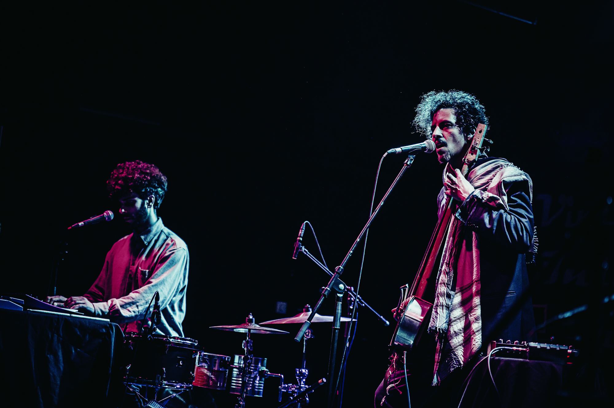 El Khat on stage in red light